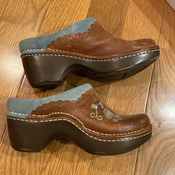Ariat embroidered leather clogs. - Picture 3 of 4